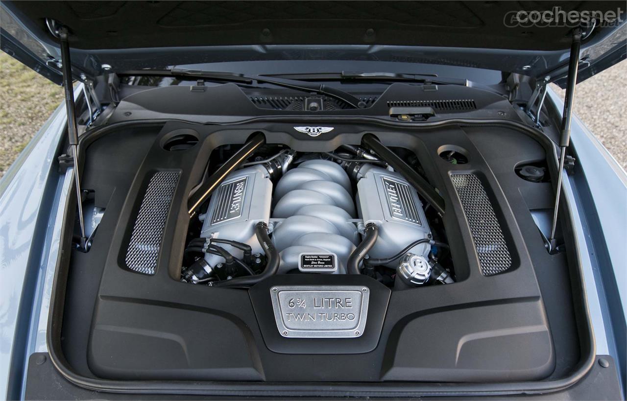 Este V8 biturbo de 6,75 litros entrega 512 CV a 4.000 rpm y 1.020 Nm a 1.750 rpm.