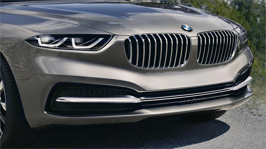 La parrilla de doble riñón no puede faltar en el frontal de este BMW, pero el resto de elementos muestran un diseño con la influencia de Pininfarina, que luce su firma en el paragolpes.