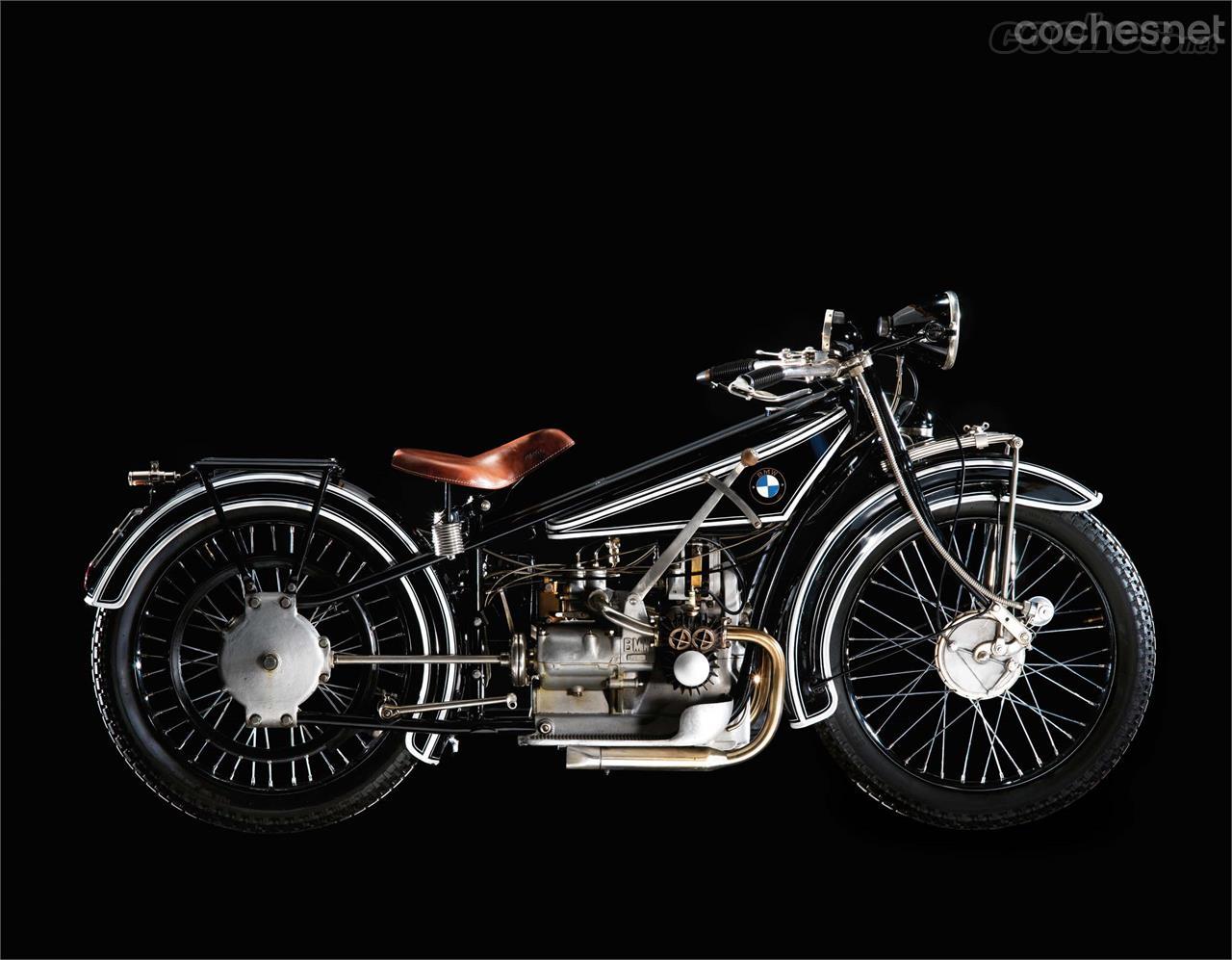 La primera motocicleta de la historia de BMW, la R32 presentada en el Salón de Berlín de 1923.