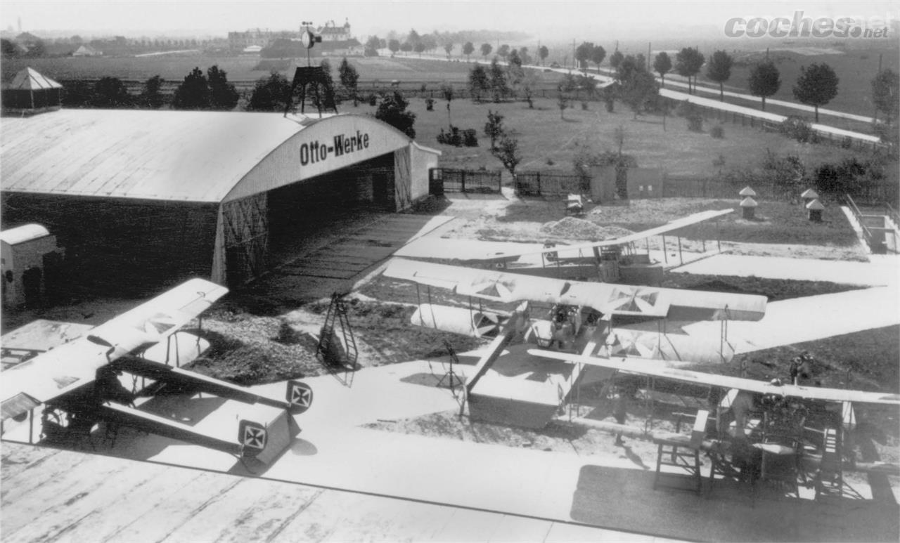 Todo empezó un 7 de marzo de 1916 en Baviera con la fábrica de aviones Bayersiche Flugzeugwerke AG.