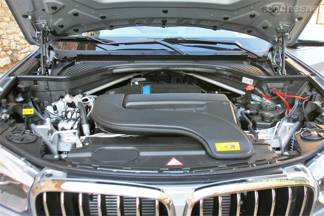 El X5 está animado por un sistema de propulsión híbrido con gasolina 4 cilindros turbo de 245 CV y un eléctrico 113 CV.