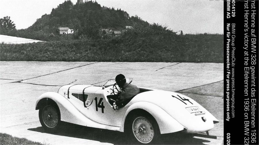 El piloto Ernst Jakob Henne instantes antes de ganar en la carrera de debut del BMW 328. La Internationales Eifel-Rennen del Nürburgring celebrada el 14 de junio de 1936.