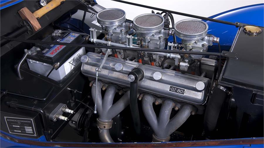 Su motor OZ 80 es un 6 cilindros en línea de 2 litros de cilindrada que rinde 80 CV a 4.500 rpm.
