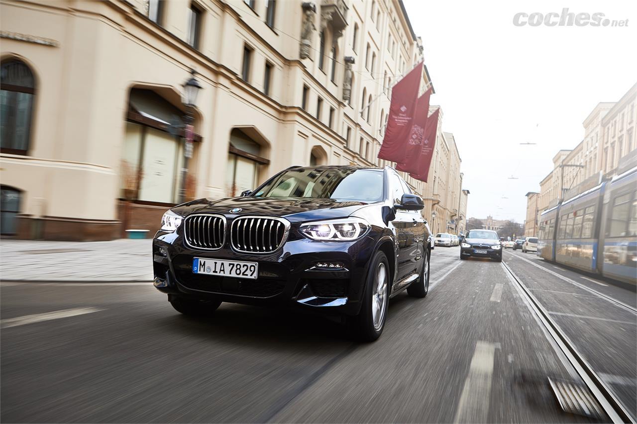 El BMW X3 xDrive30e puede circular en modo eléctrico durante 50 kilómetros aproximadamente. 