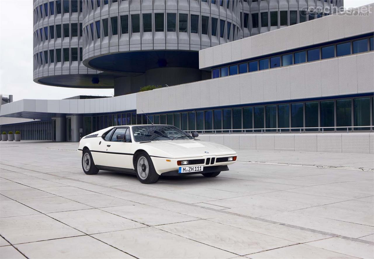 Hasta la fecha el único modelo exclusivo de BMW M había sido el M1 lanzado en 1978. Un ligero superdeportivo de motor central trasero con 6 cilindros de 286 CV.