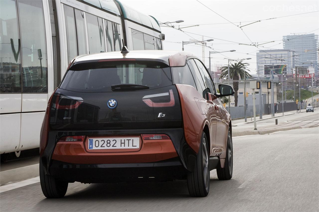 Ni el tranvía ni el i3 contaminan. El futuro de la movilidad urbana es un futuro eléctrico.