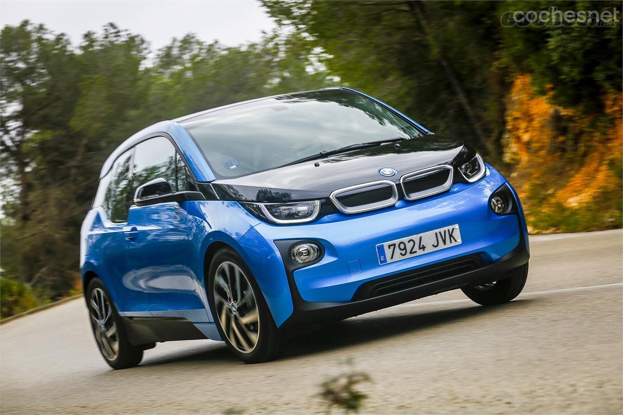 El BMW i3 permite desplazamientos de corto alcance, hasta depurar los casi 300 kilómetros de autonomía. Después, toca cargar un mínimo de 2,45 horas para hacer el pleno, en el mejor de los casos. 