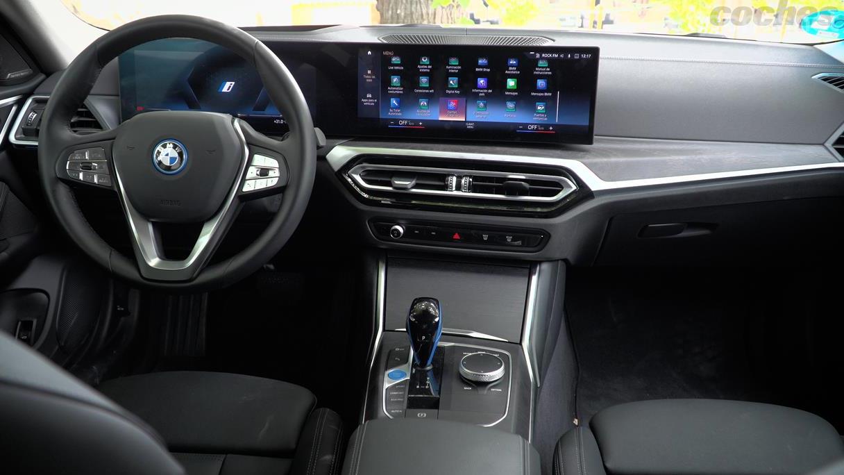 BMW i4 - Inside, the double digital screen and the good general ergonomics stand out. 