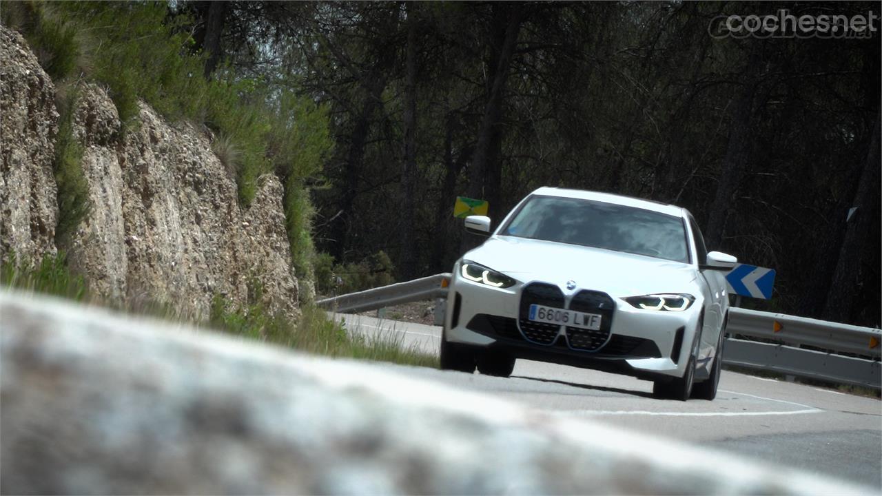 El BMW i4 eDrive40 tiene un comportamiento impecable en curva. Su bajo centro de gravedad beneficia la estabilidad. 