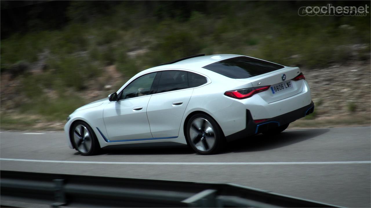 El coche tracciona perfectamente, aunque tiene un ligero carácter sobrevirador, al verse impulsado por el eje trasero. 