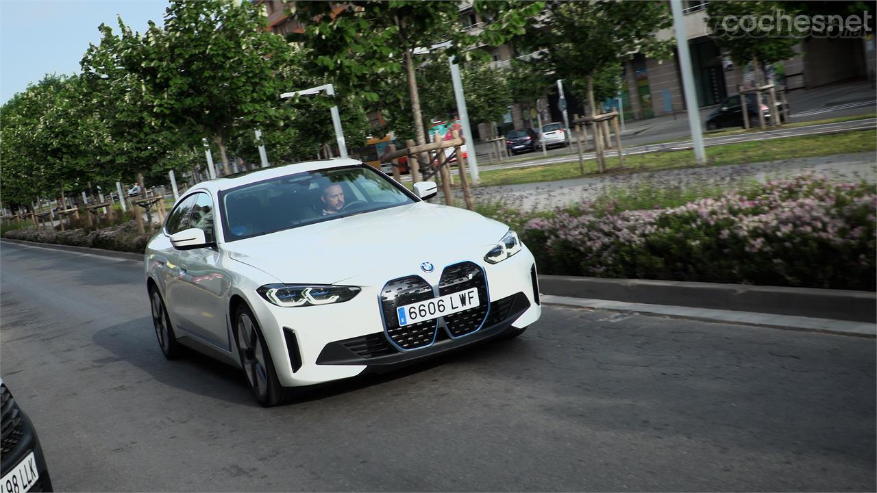 El BMW i4 eDrive40 se mueve muy bien en entornos urbanos, donde es especialmente eficiente, como buen eléctrico. 