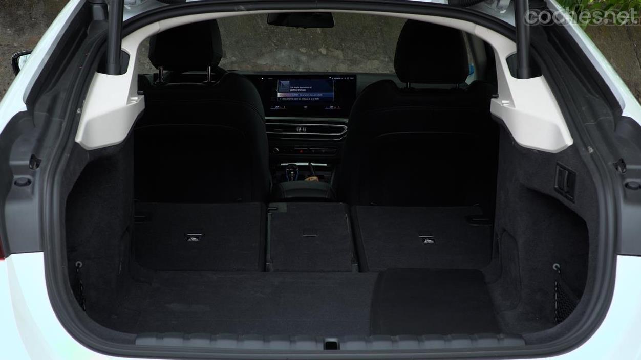 BMW i4 - The trunk of the BMW i4 eDrive40 has a good maximum capacity, 1,290 litres, and can be modulated by folding the bench seats in a 40/20/40 ratio.