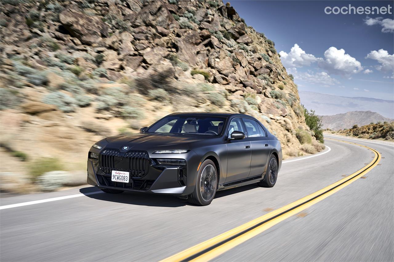 El BMW i7 es silencio absoluto de marcha. Está muy bien insonorizado, y el confort a bordo es elevadísimo. 