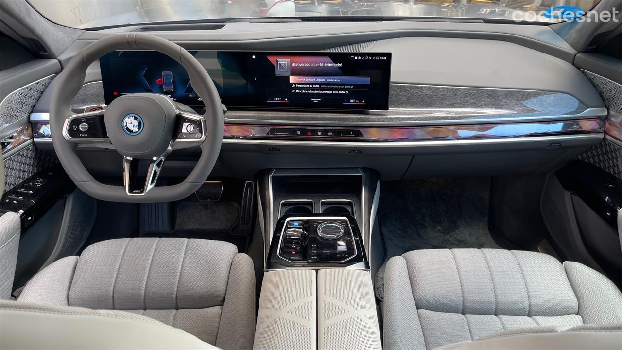 El habitáculo del BMW i70 xDrive 60 presenta una doble pantalla con la central más grande que la de la instrumentación y conserva el iDrive como alternativa al control táctil.