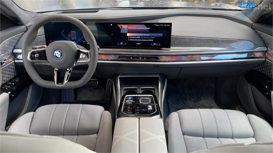 El habitáculo del BMW i70 xDrive 60 presenta una doble pantalla con la central más grande que la de la instrumentación y conserva el iDrive como alternativa al control táctil.