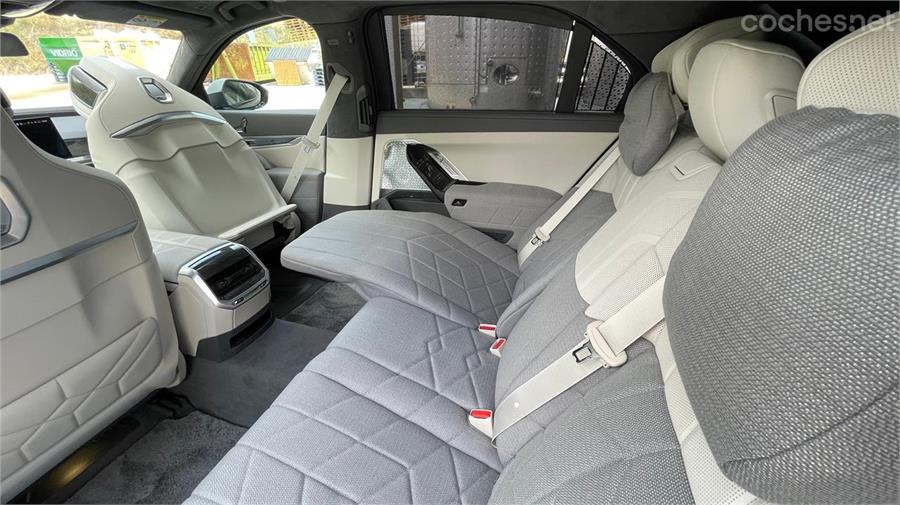 Con la opción Lounge disponible en el BMW i70 xDrive 60, el asiento del acompañante se adelanta y el asiento trasero derecho se convierte en una "chaise longue".