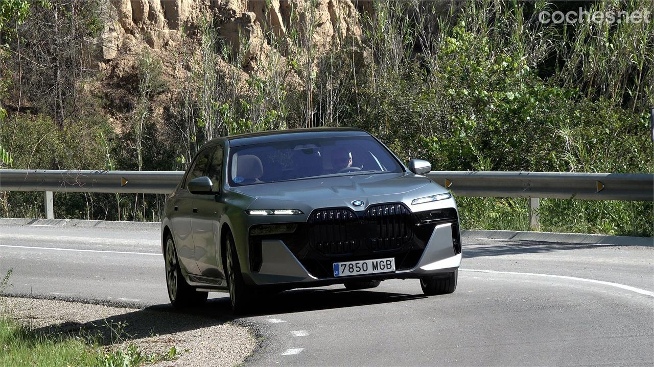 La agilidad en carretera del BMW i70 xDrive 60 resulta sorprendente. El coche entra en las curvas como si pesara la mitad.