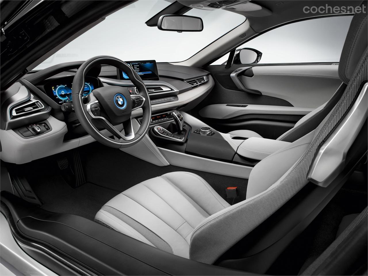 El habitáculo mantiene el estilo BMW, orientado al conductor, con una gran pantalla central, el i-Drive, la palanca habitual de los BMW automáticos y una sorprendente instrumentación digital.