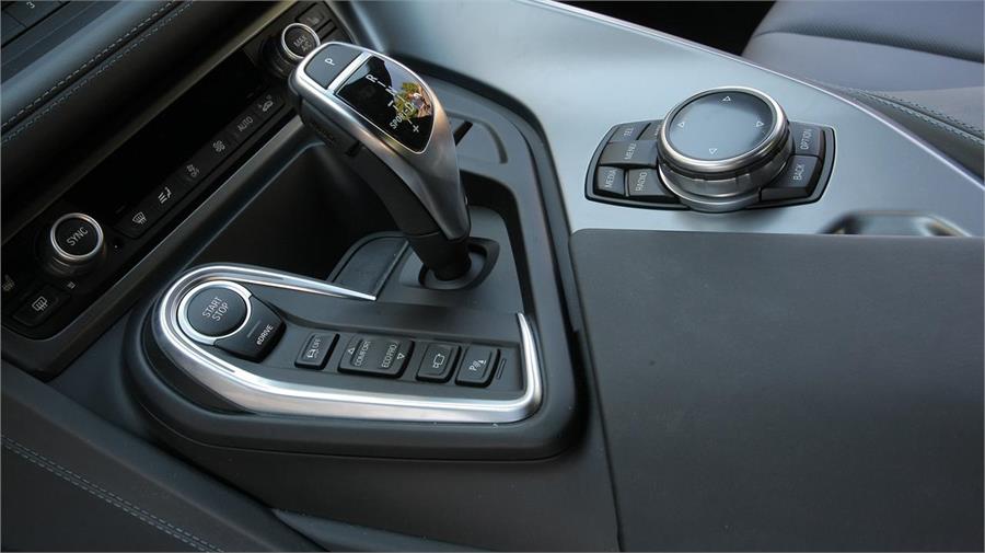 Bajo el botón de puesta en marcha, está el del modo eDrive 100% eléctrico. Los modos Confort se seleccionan con el botón que está debajo y el modo Sport moviendo la palanca a la izquierda.