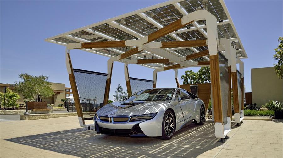 BMW vende, para aquellos que tengan jardín y el dinero para pagarla, una pérgola con paneles solares construida en madera de bambú y acero en blanco. Las celosías son de carbono.