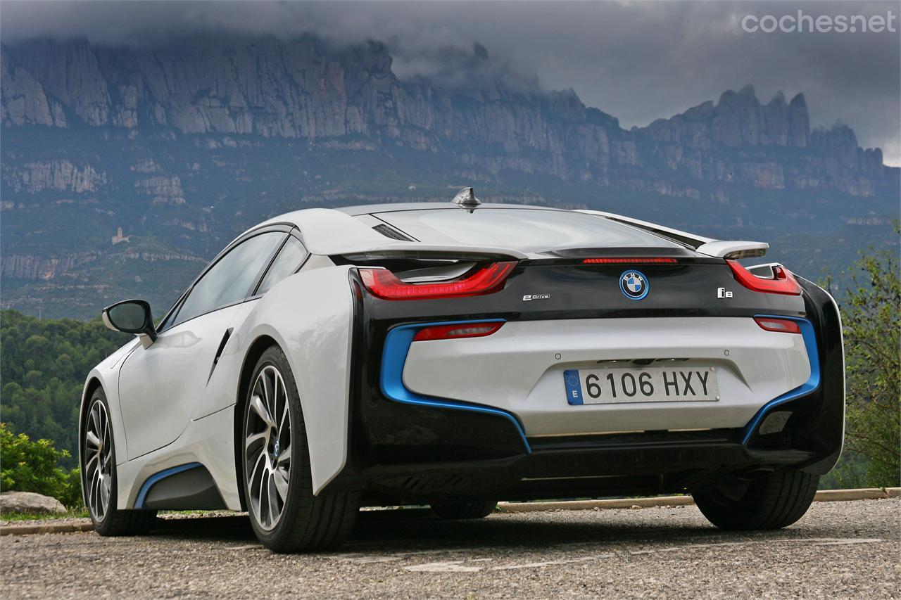 Los detalles en color azul y las referencias a la marca BMWi son una constante tanto en el interior como en el exterior del coche. Este no es un BMW como los otros.