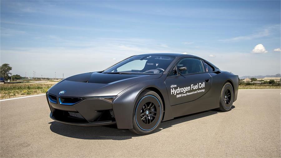 BMW ha presentado en el circuito de Miramas que posee en la región de la Camarga (Francia) dos prototipos de desarrollo, uno de los cuales es un i8 con pila de combustible.