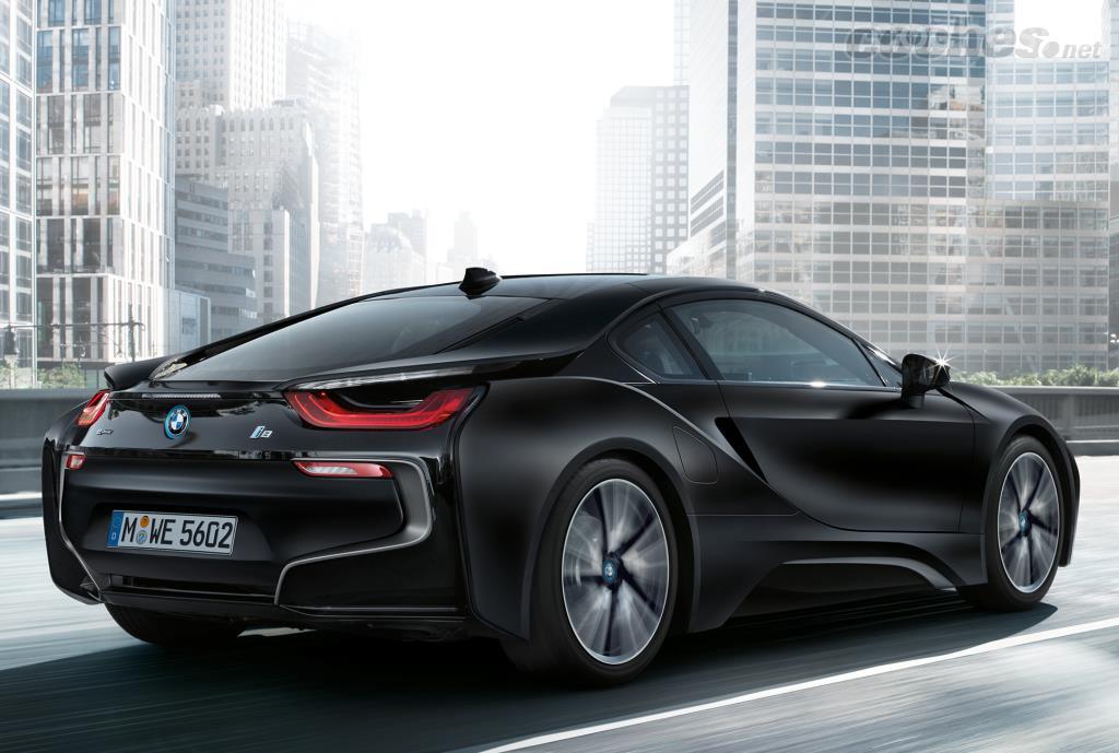 El BMW i8 Protonic Frozen Black tiene su carrocería acabada en negro. 