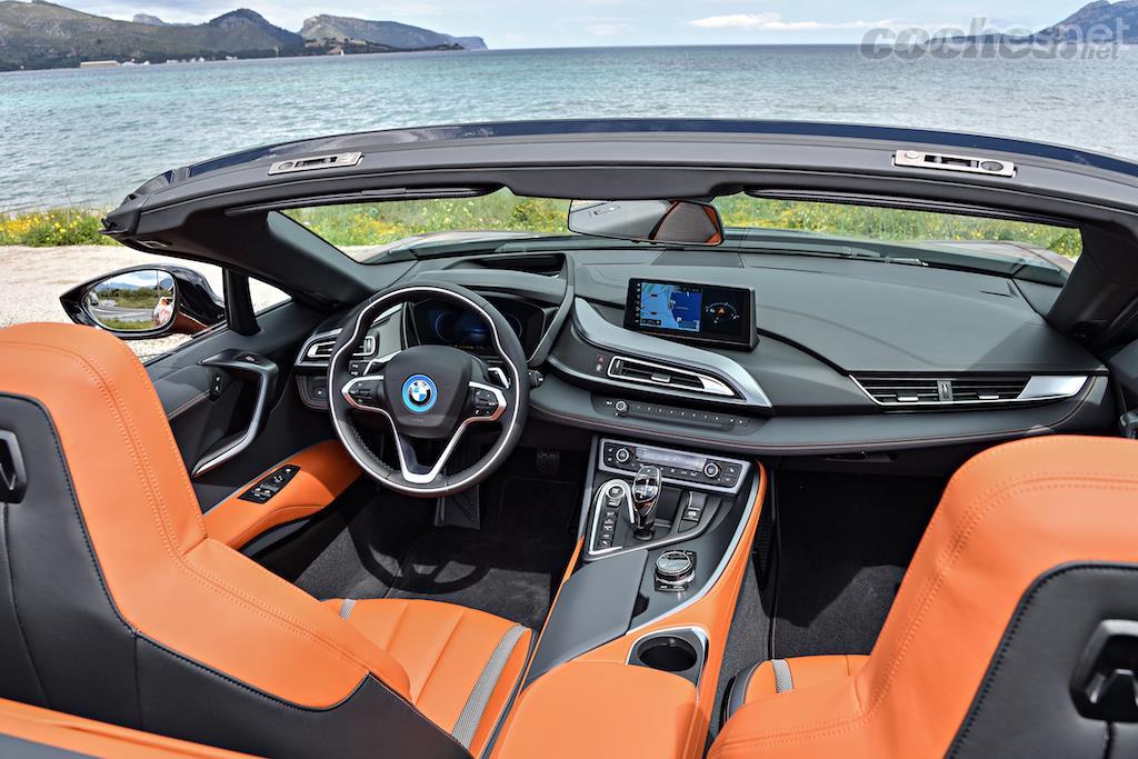 El BMW i8 Roadster no presenta un interior muy sofisticado, pero bien terminado y de aspecto deportivo. 