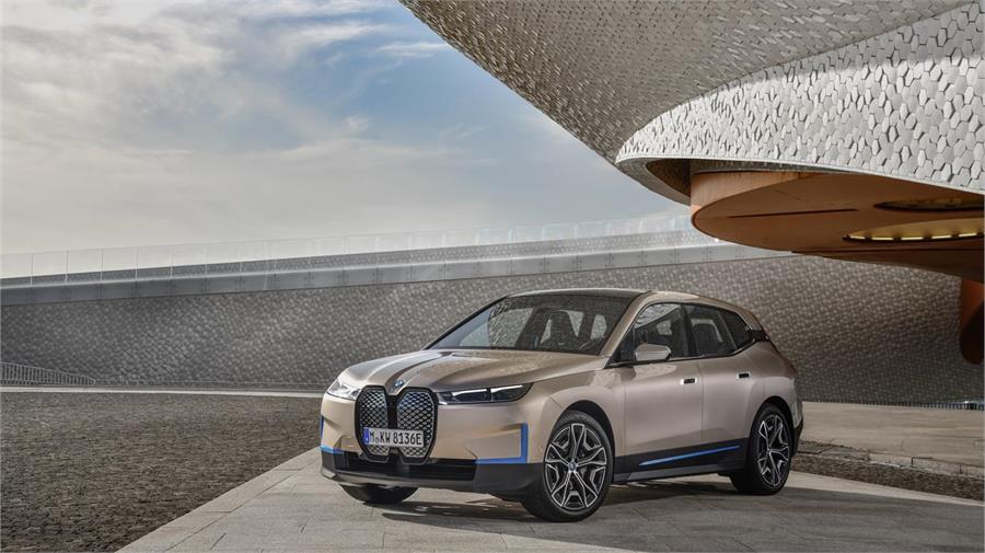 El BMW ix XDrive 50 acaba de llegar al mercado y ya es uno de los crossovers eléctricos con mayor autonomía. 