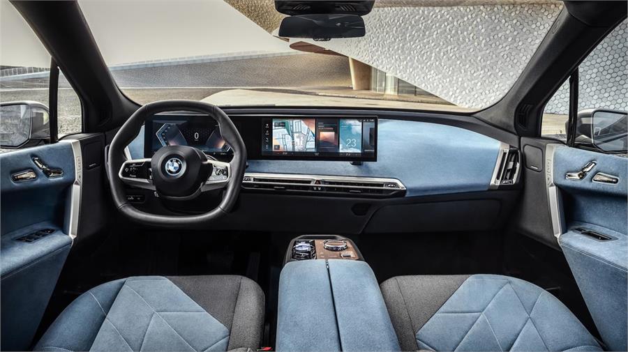 El interior del BMW ix XDrive 50 se desmarca de lo habitual en BMW, y presenta una doble pantalla digital y una imagen bastante futurista.
