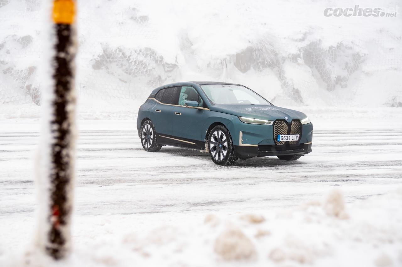 El BMW iX parte de los 87.150 euros para el xDrive40, una opción de coche único por su autonomía.