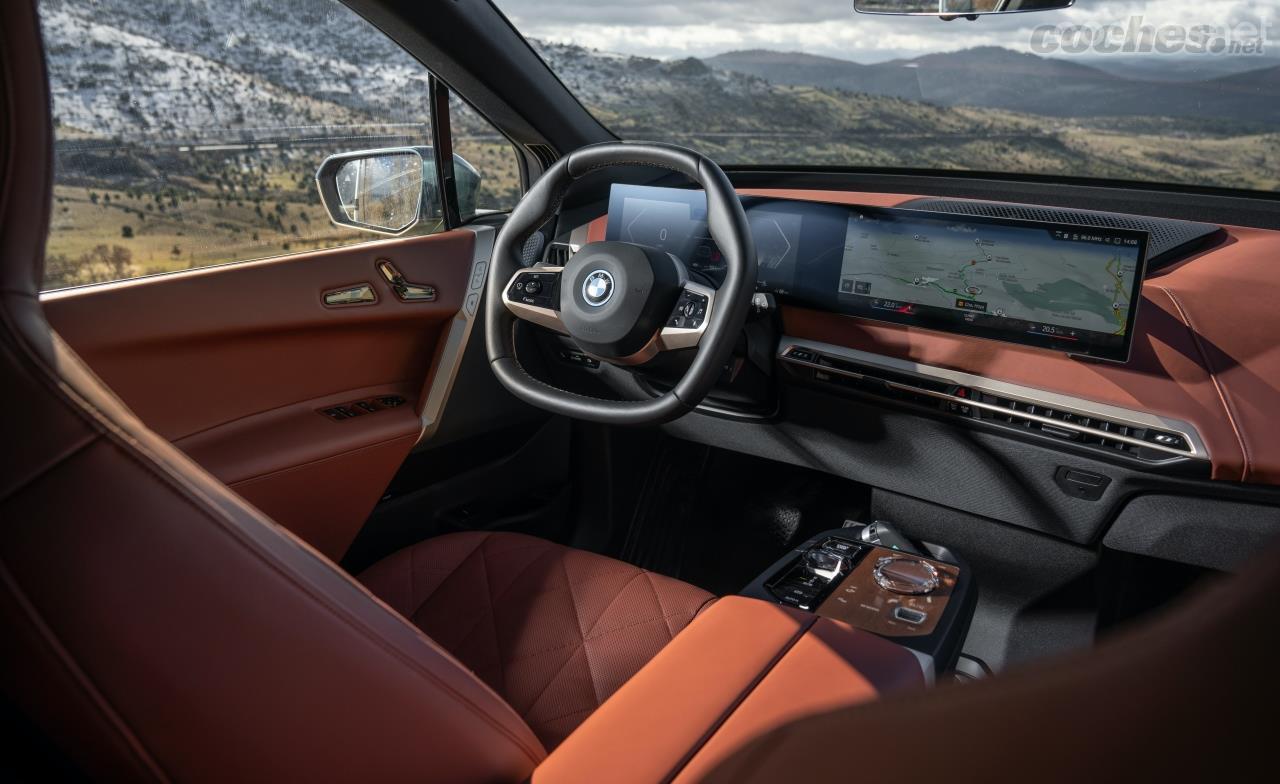 El BMW iX estrena pantalla central e instrumentación con configuración panorámica.