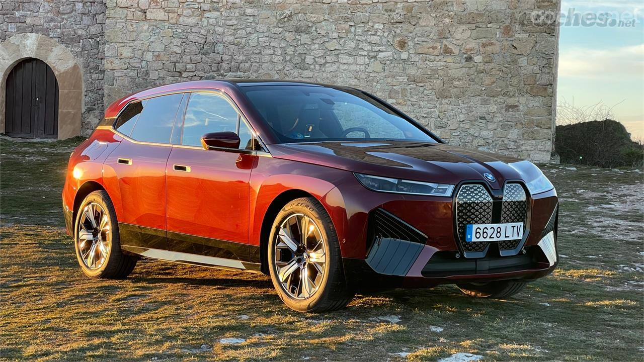 Así serán los coches de lujo para viajar en el futuro inmediato. BMW ha hecho una apuesta fuerte por la electrificación y un muy buen trabajo con este coche.