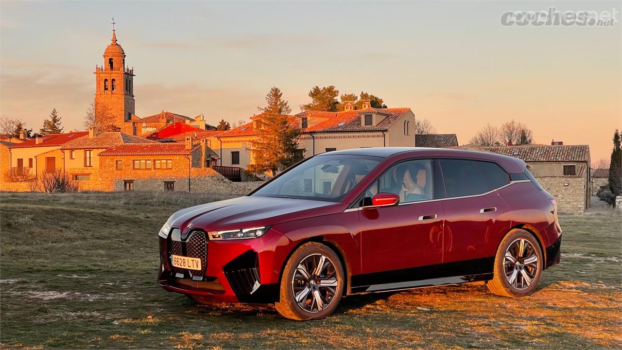 El iX es un coche de gran tamaño que cuenta con un lujoso habitáculo para cinco ocupantes y un conjunto eléctrico muy potente.