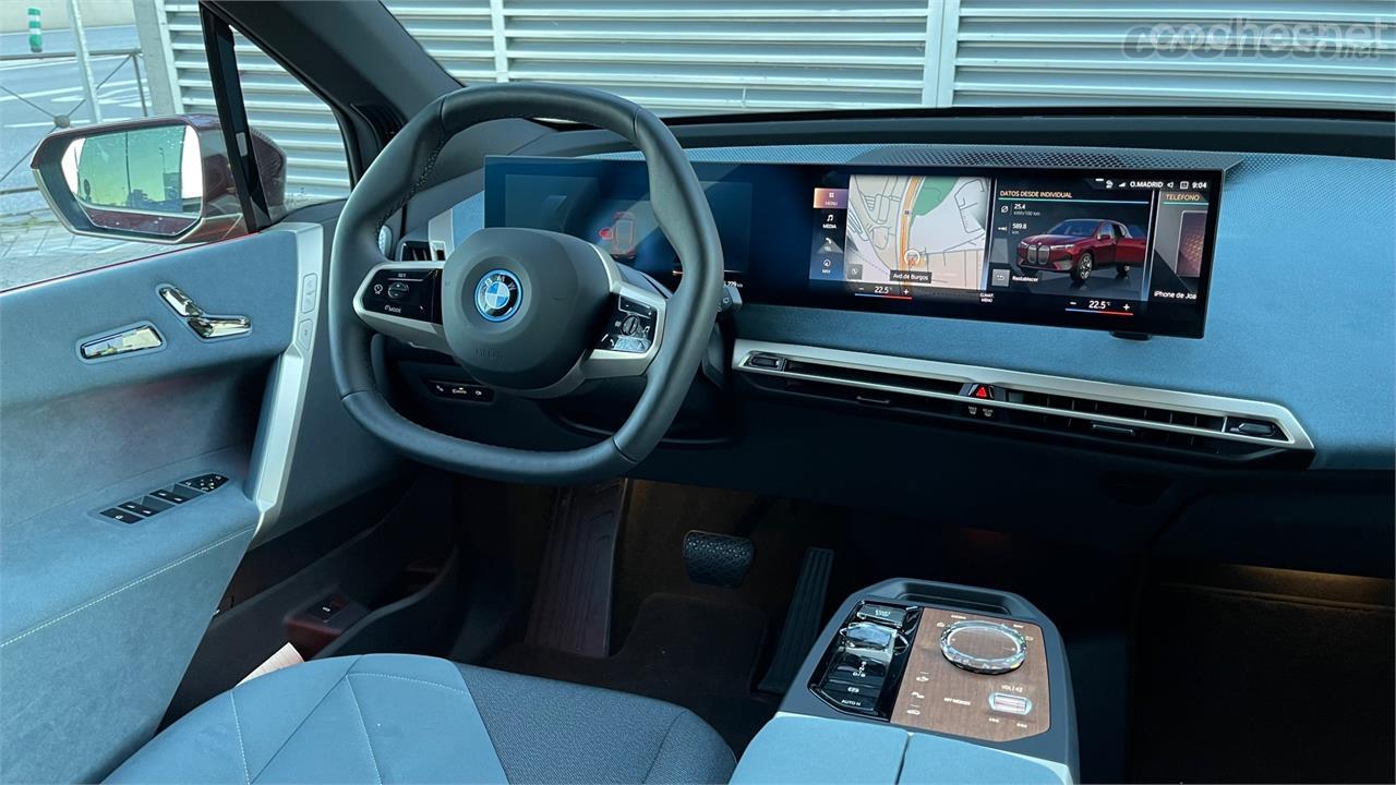 El puesto de conducción no tiene nada que ver con lo conocido hasta ahora en BMW. Doble pantalla, mandos de los asientos en la puerta y un absurdo volante hexagonal.