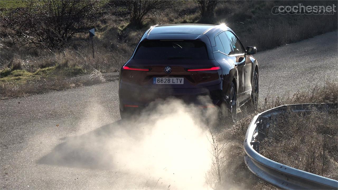 En carreteras de segundo orden demuestra el potencial de sus motores eléctricos, que le dotan de una aceleración espectacular.