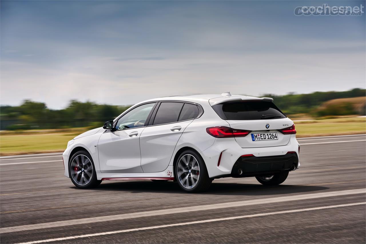 Monta el mismo motor que el M135i xDrive, un biturbo de dos litros de cilindrada, pero modificado para desarrollar 41 CV menos.