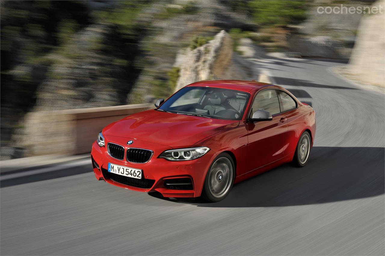 Con un precio de casi 50.000 € BMW ofrece un Serie 2 Coupe con 326 CV. El M235i acelera desde parado hasta 100 km/h en sólo 4,8 segundos.