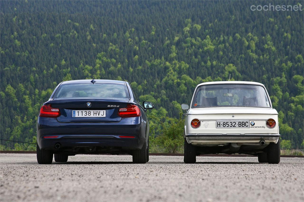 Aunque al volante del 220d cupé pueda parecer un coche pequeño y ligero a la vista salta que el 2002 es mucho menos pesado y más compacto. Fotos: Eloy García