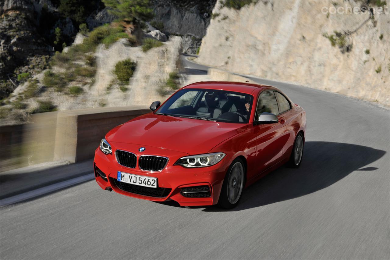 El BMW M235i también es otro de las potentes versiones que confían en el motor de seis cilindros en línea, que en este caso da 326 CV.