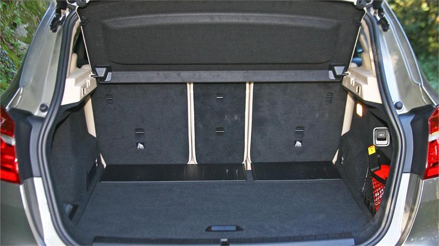 Un maletero muy correcto, con formas regulares y portón de accionamiento eléctrico.