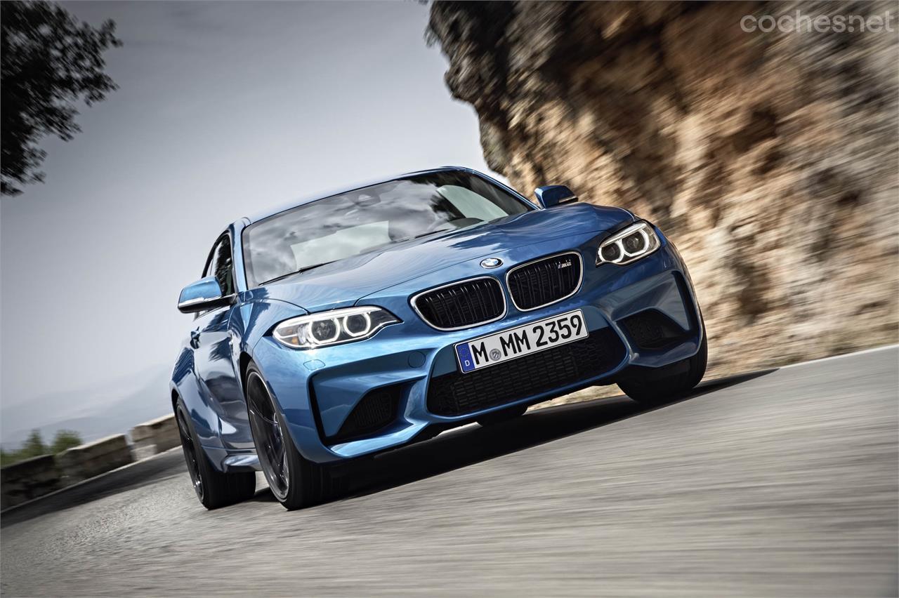 Para estas primeras imágenes BMW nos presenta el M2 con el color azul metalizado Long Beach, curiosamente no hay la opción del rojo en la gama de cuatro colores.