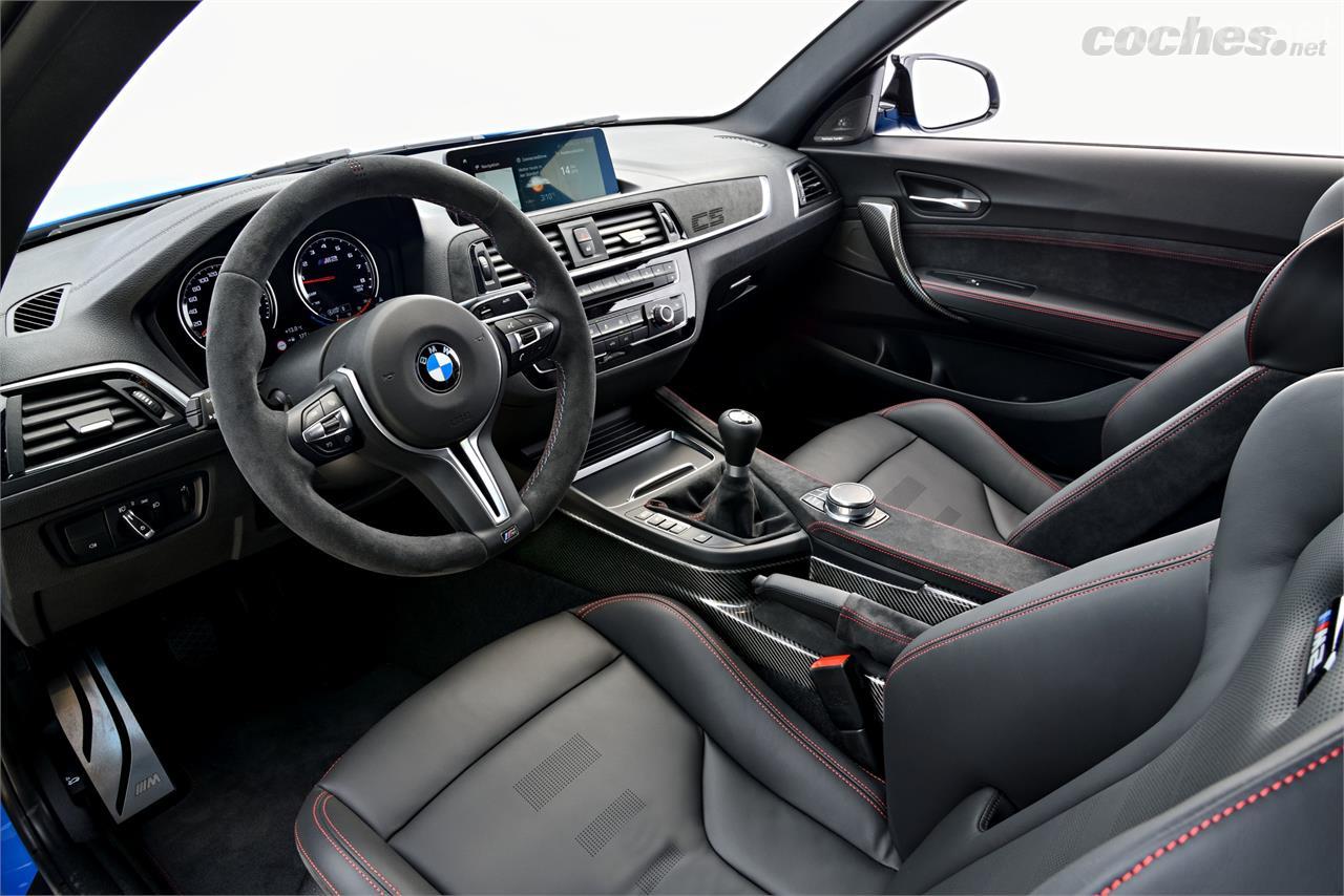 El interior hereda los asientos tipo semi-bucquet del BMW M4 CS e instala un volante deportivo M acabado en Alcantara.