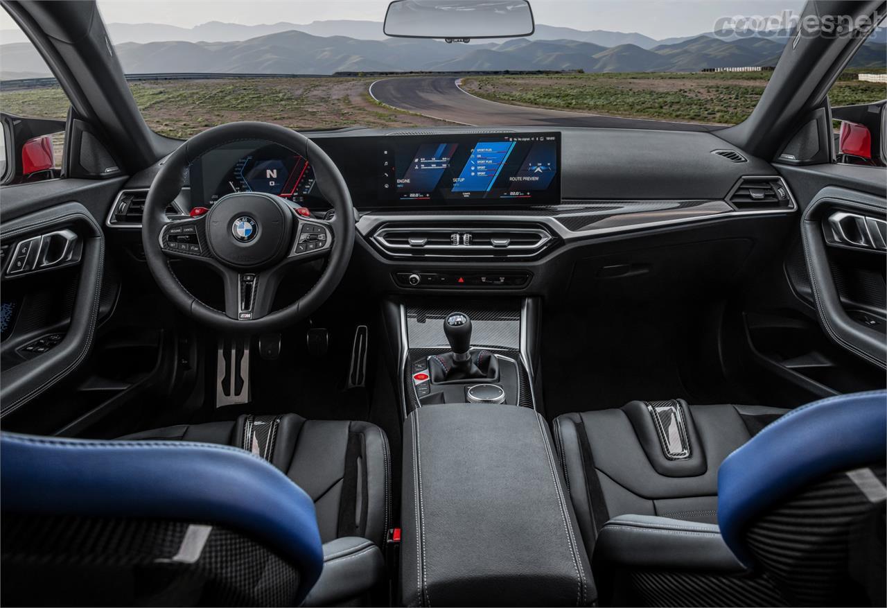 En el interior del BMW M2 2023 vemos el nuevo diseño de cockpit con pantalla doble ya habitual en los nuevos BMW.