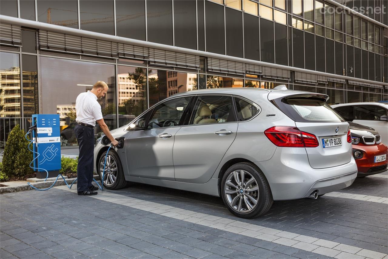 El BMW 225xe Active Tourer funciona como un híbrido convencional, pero al ser de tipo "plug-in" ofrece una autonomía muy superior para el modo eléctrico.