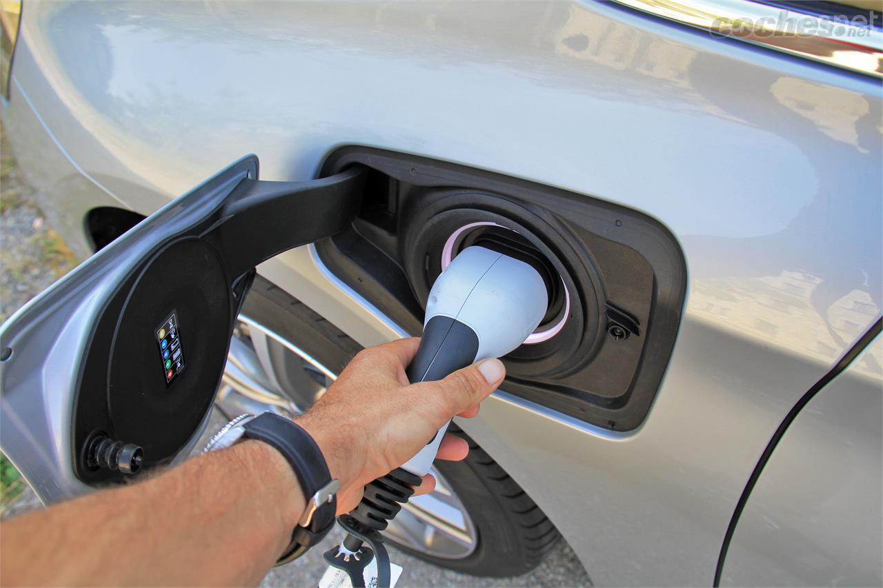 La toma de corriente para recargar el coche está en la aleta delantera del lado del conductor. El cable de recarga viene de serie.