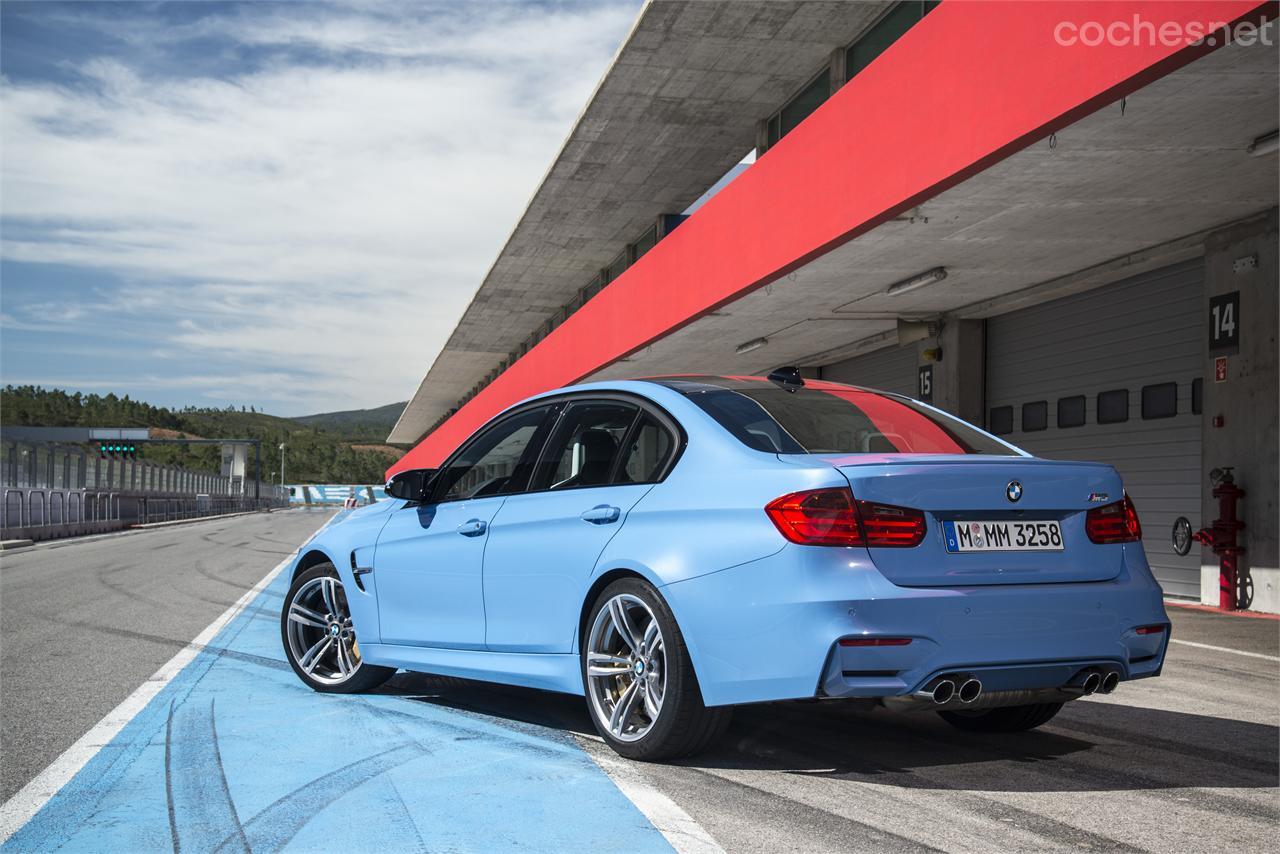 El BMW M3 aparenta ser más pequeño que un M4, pero tiene su misma base y motor de seis cilindros. Como el M4, destaca por la enorme potencia que es capaz de transmitir a su eje trasero. 