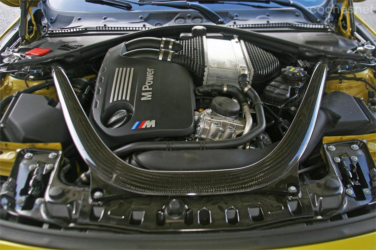 BMW vuelve a apostar por una de sus señas de identidad; el seis cilindros en línea, esta vez dopado por dos turbocompresores.