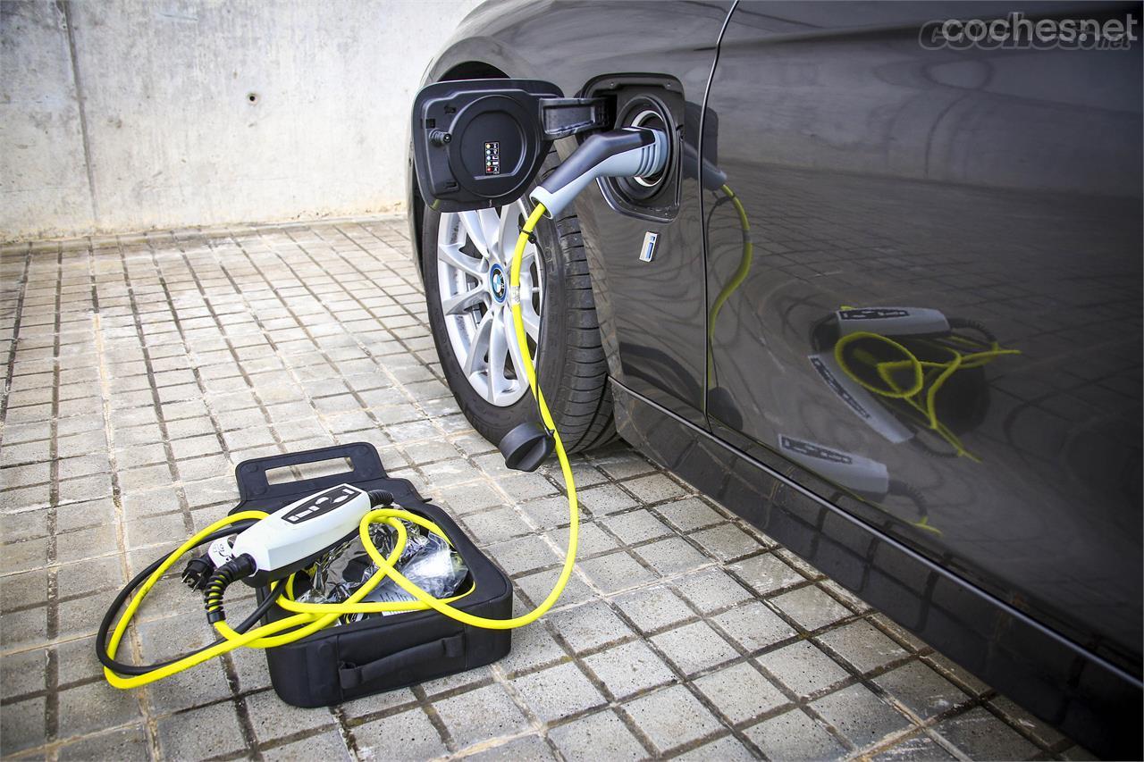 Su característica toma de recarga para las baterías del motor eléctrico está situada sobre el logotipo “i” de la aleta izquierda.