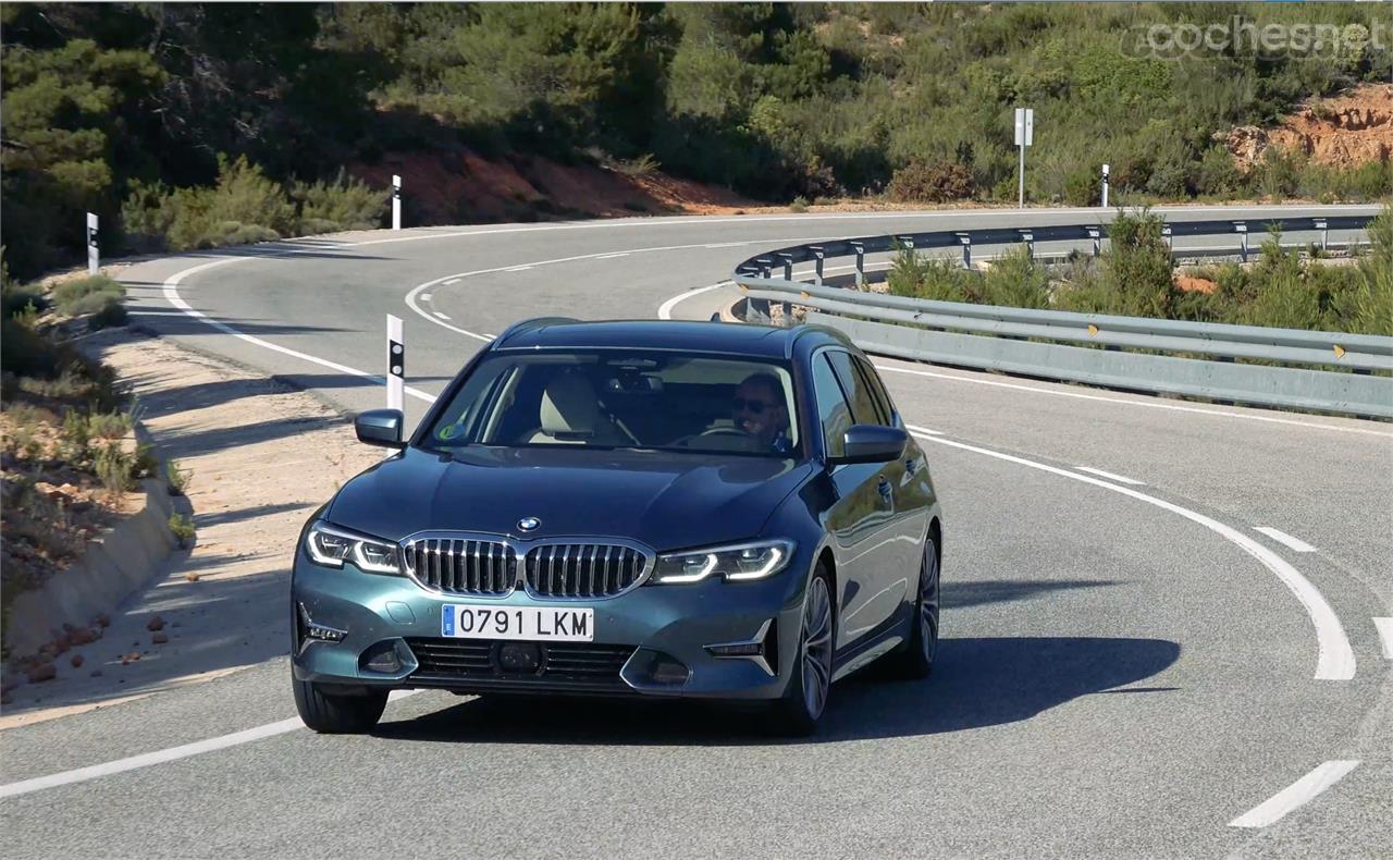 Confortable en autopista y en carretera, el 320d xDrive tiene una suspensión blanda tal como viene de serie. Hay otra deportiva y otra pilotada en opción.